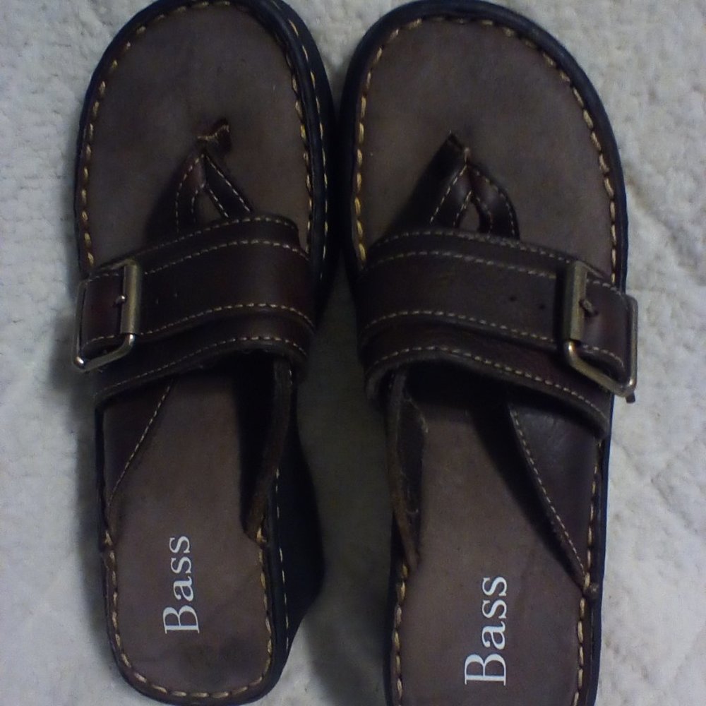 Bass heavy brown leather, size 5 1/2 beautiful sandals